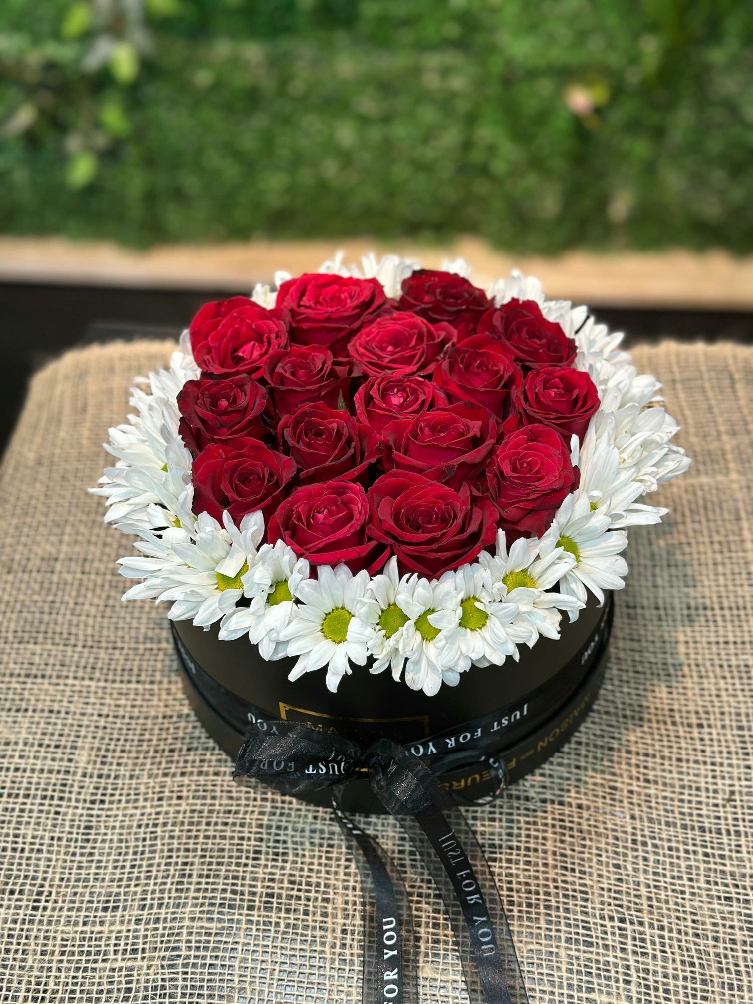 Kutuda Güller ve Papatya