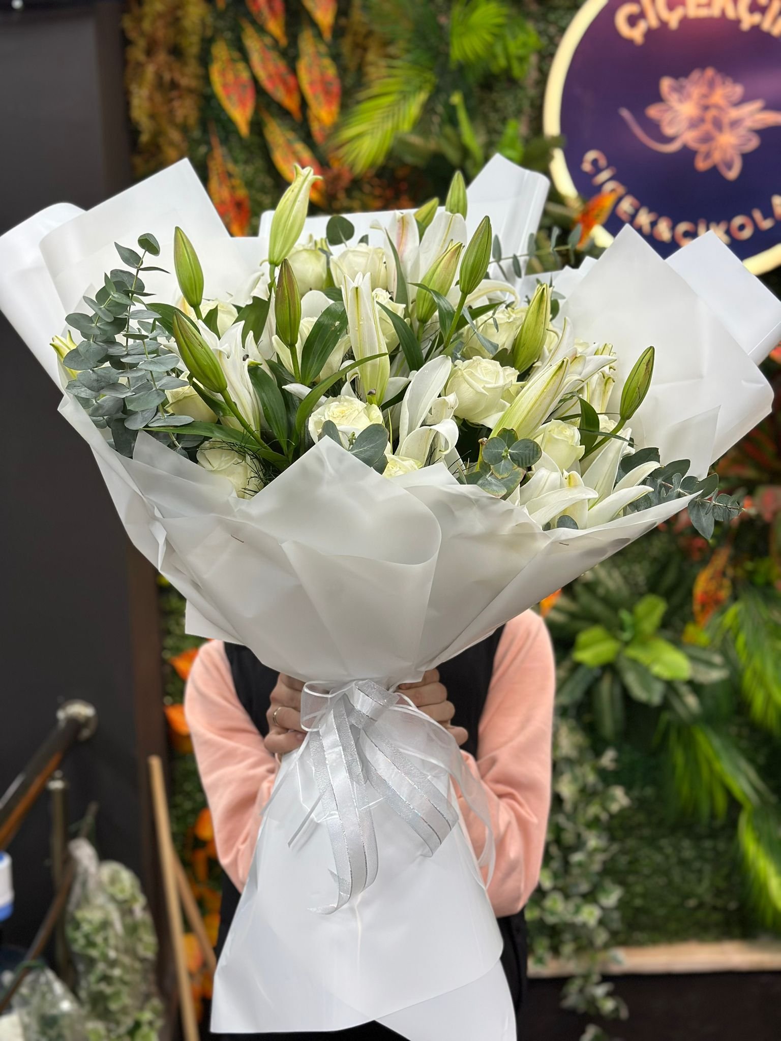 Lilyum & Beyaz Gül Aranjmanı