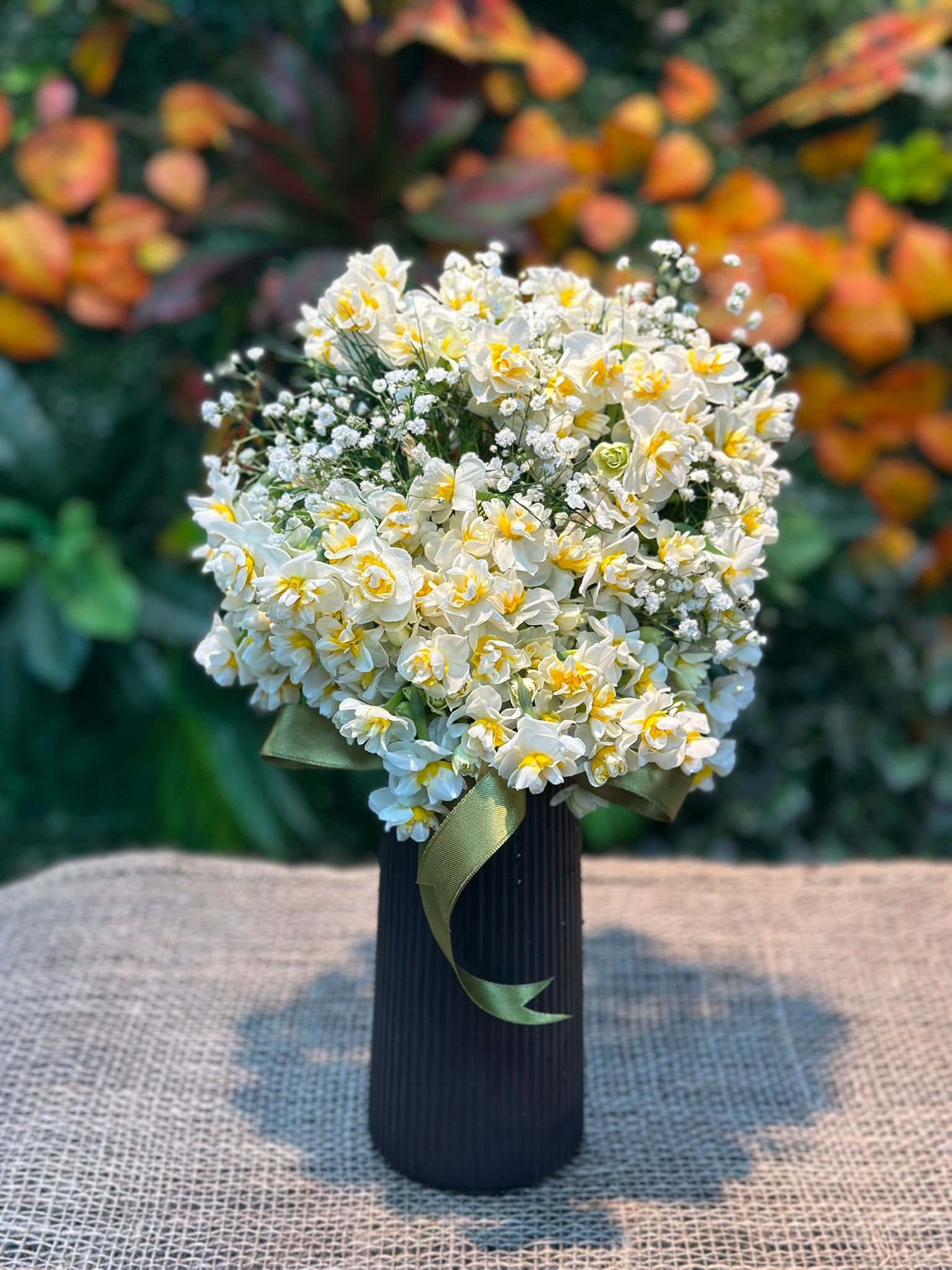 Siyah Vazoda Nergis Aranjmanı