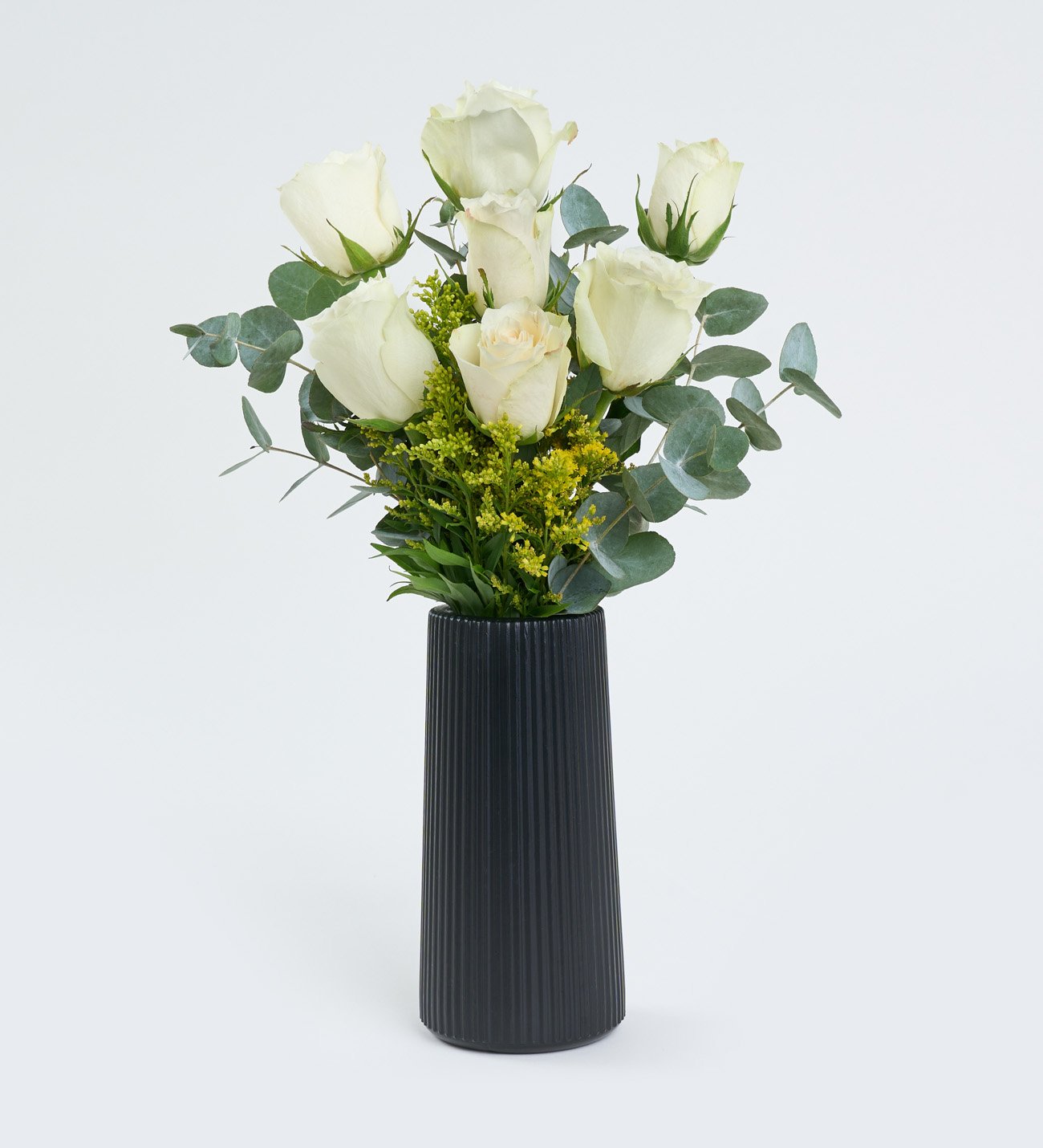 Siyah Çizgili Vazoda Süslemeli Beyaz Güller