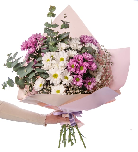 Beyaz Buket Kağıdında Beyaz ve Pembe Papatyalar