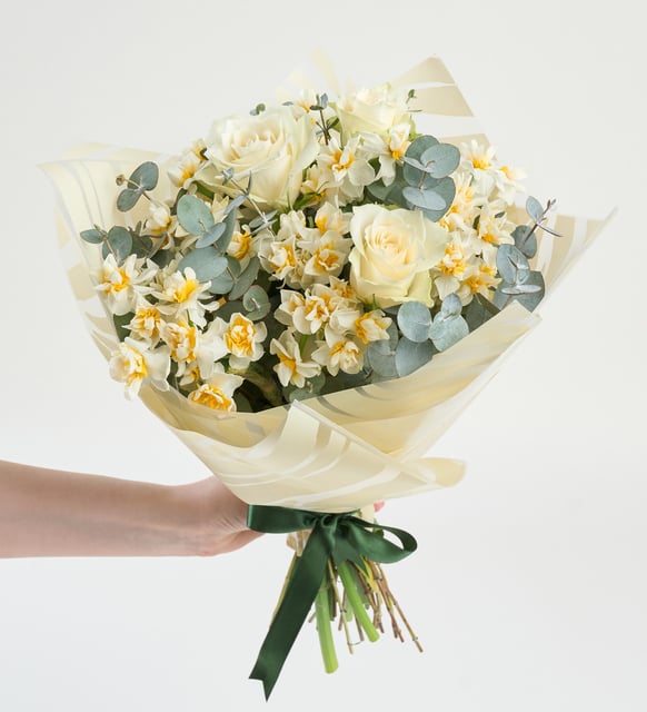 Yeşil Kurdeleli Krem Bukette Nergis & Beyaz Güller