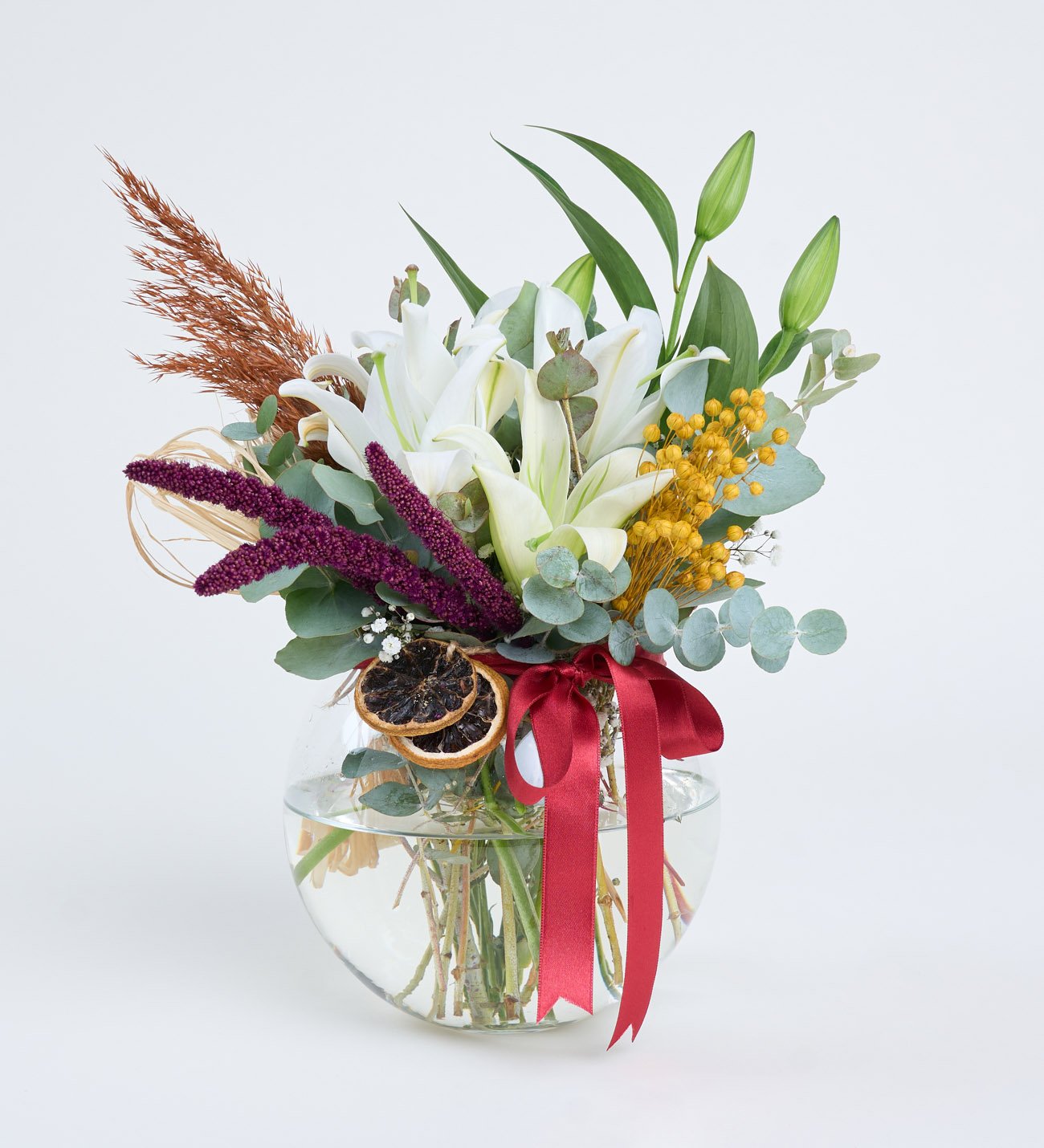 Kırmızı Kurdeleli Akvaryumda Beyaz Lilyum Aranjmanı