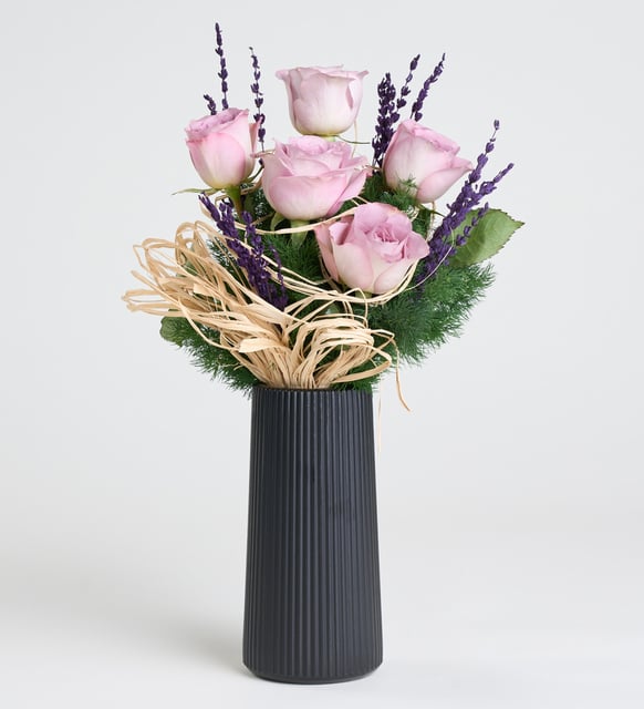 Siyah Vazoda Lila Güller