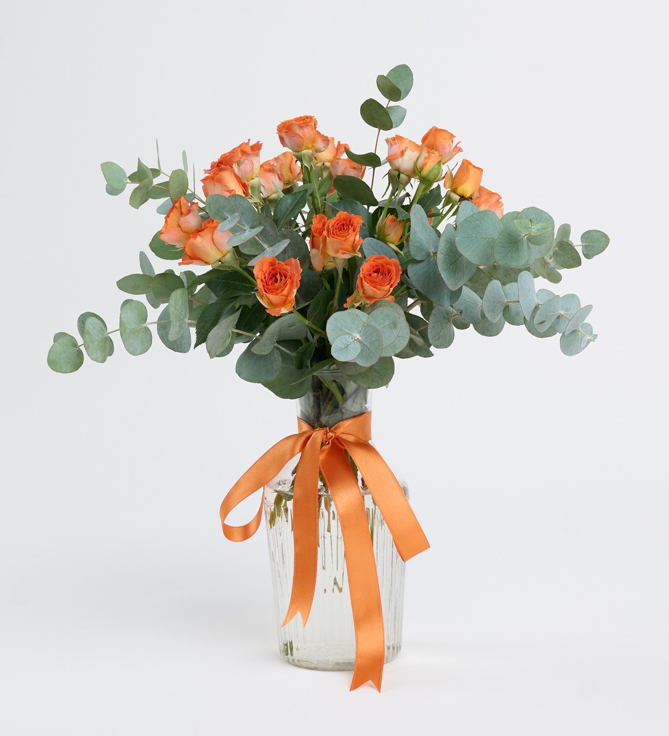 Çizgili Sürahi Cam Vazoda Turuncu Çardak Güller